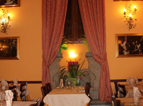 le ampie sale del ristorante il caravaggio di caprarola rendono sicuramente la location una dei migliori ristoranti nella tuscia
